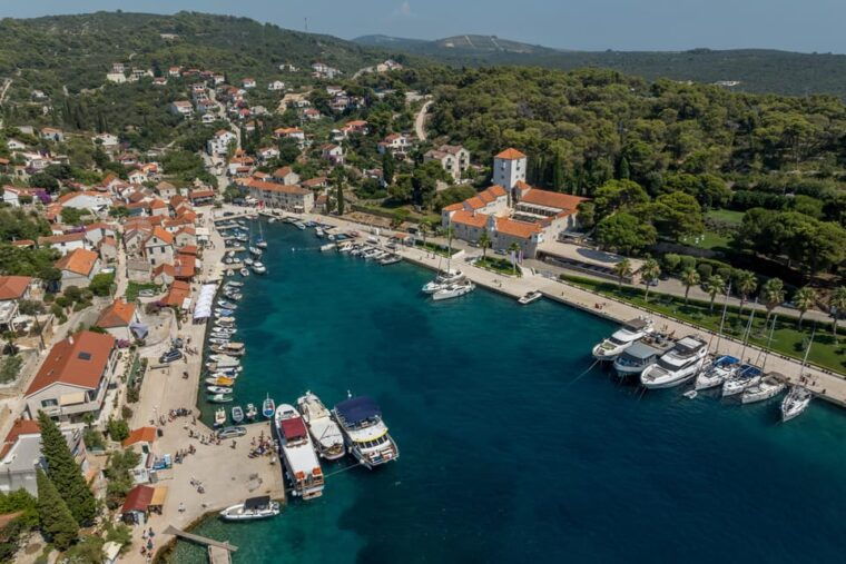 split-blue-lagoon-shipwreck-and-solta-cruise-with-lunch