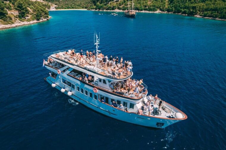 split-blue-lagoon-shipwreck-and-solta-with-food-and-drinks