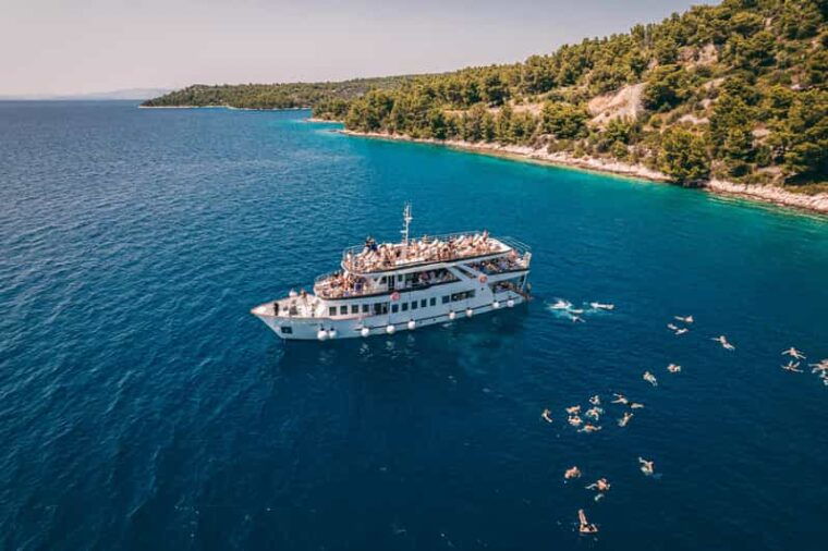 split-blue-lagoon-shipwreck-and-solta-with-food-and-drinks
