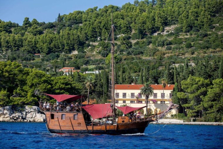 split-cruise-on-columbos-pirate-ship-santa-maria