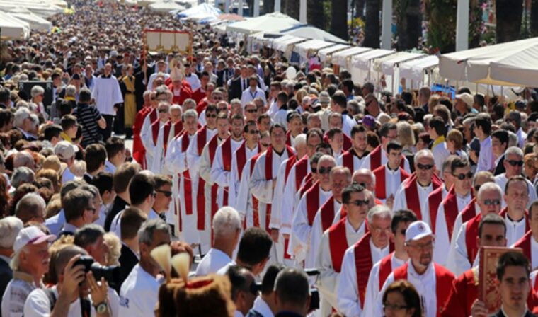 split-cultural-walking-tour-with-anthropologist-guide