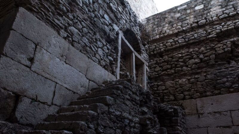 split-game-of-thrones-tour-with-diocletians-palace-cellar