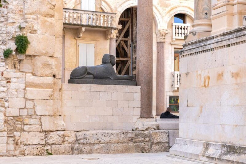 split-group-or-private-walking-tour-with-art-historian