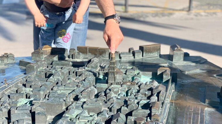 split-group-or-private-walking-tour-with-art-historian