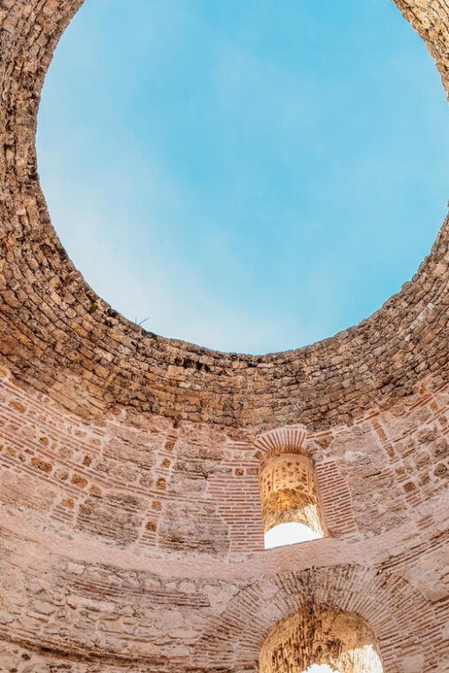split-group-or-private-walking-tour-with-art-historian
