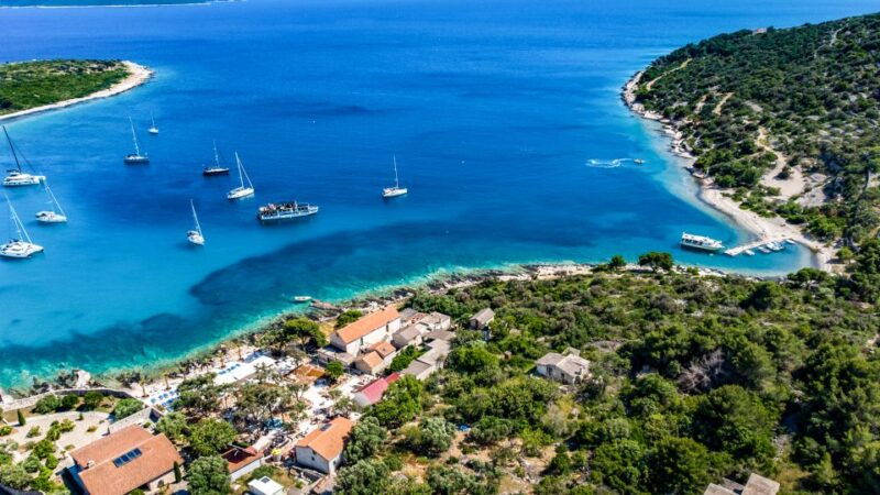 split-half-day-blue-lagoon-shipwreck-and-trogir-boat-tour