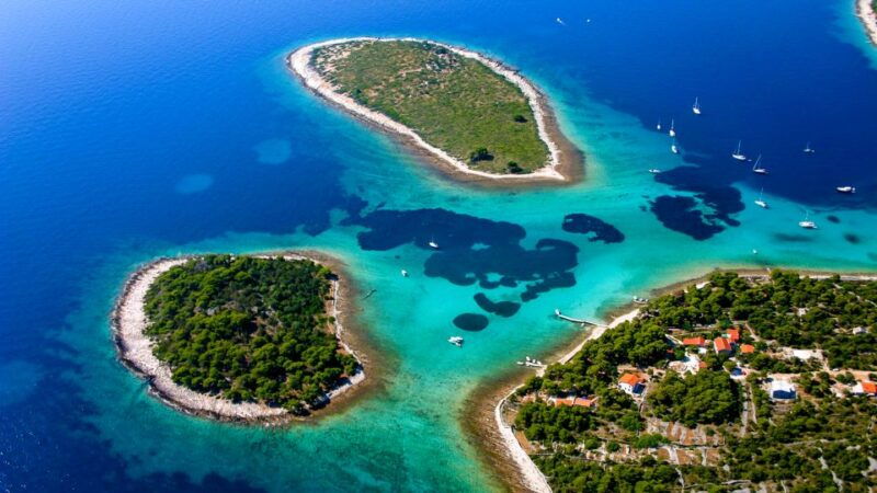 split-half-day-blue-lagoon-shipwreck-and-trogir-boat-tour