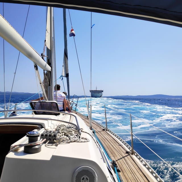 split-half-day-sailing-tour-with-swim-stop-snacks-and-wine