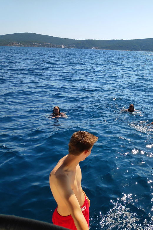 split-half-day-sailing-tour-with-swim-stop-snacks-and-wine