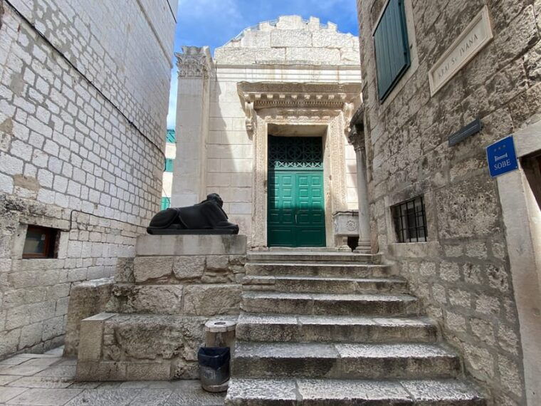 split-private-walking-tour-for-families-with-kids-5-17y