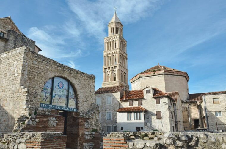 split-private-walking-tour-for-families-with-kids-5-17y