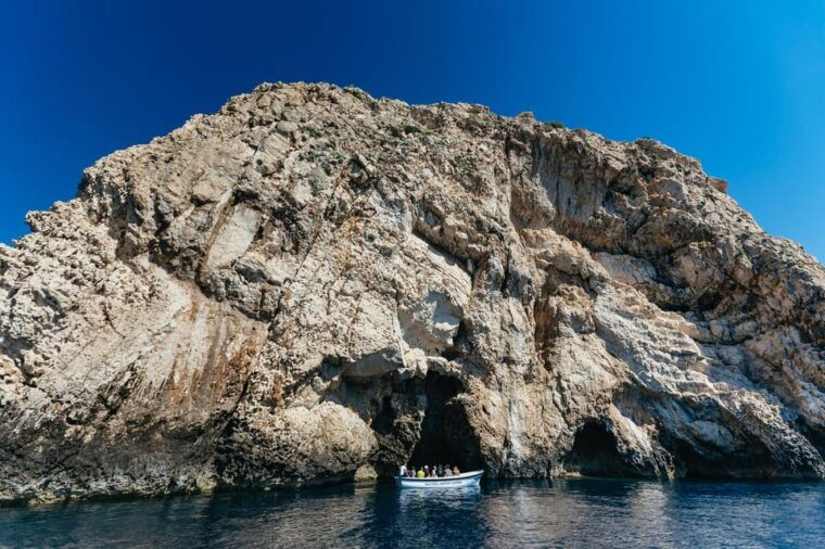 split-trogir-blue-cave-mamma-mia-hvar-and-5-island-tour