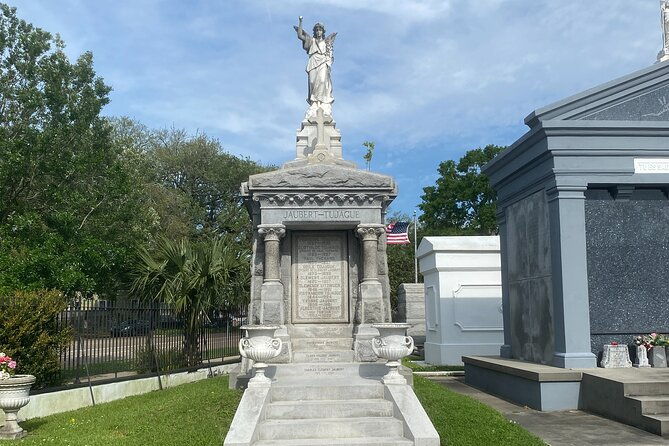 st-louis-cemetery-no-3-walking-tour-2