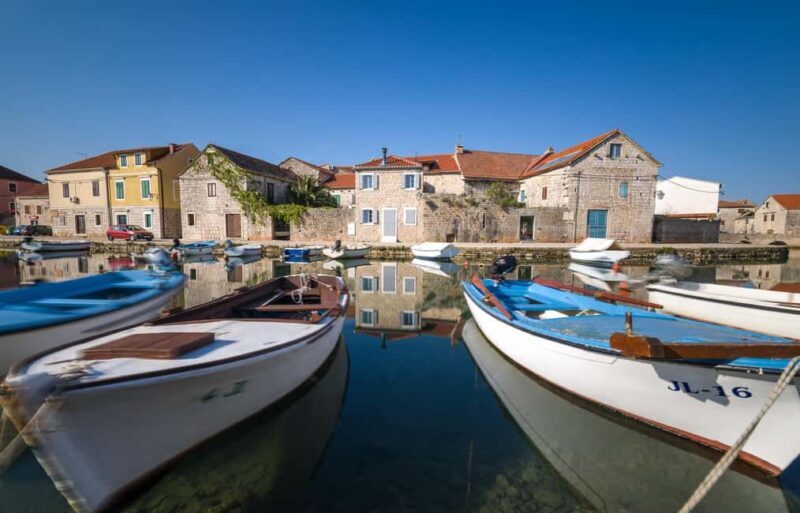 Stari Grad: Private Tuk-Tuk tour with Wine tasting - Wine Tasting and Local Flavors