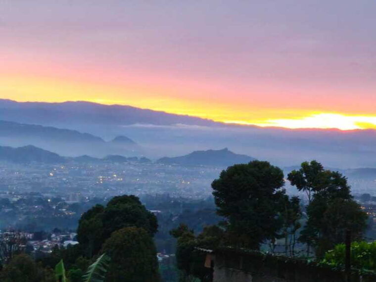 start-10am-bandung-group-tour-volcano-waterfalls-hotspring