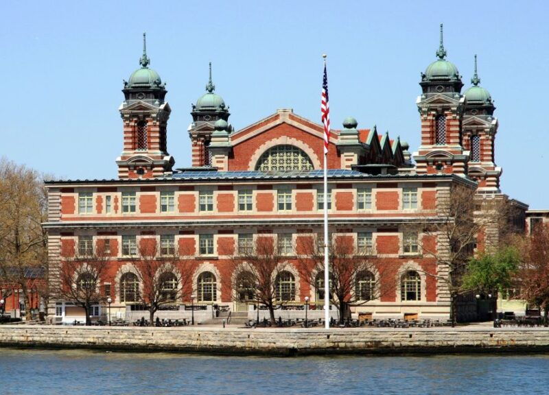statue-of-liberty-and-ellis-island-guided-tour-2