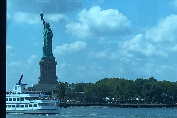 statue-of-liberty-and-ellis-island-tour-in-spanish