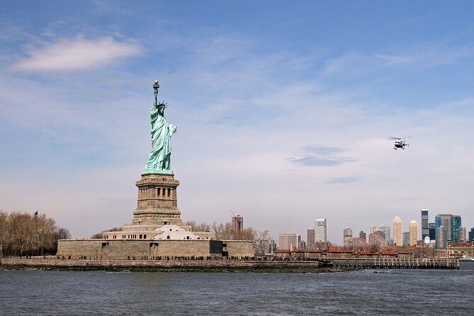 statue-of-liberty-and-ellis-island-tour-in-spanish