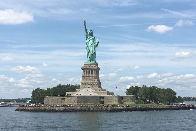statue-of-liberty-and-ellis-island-tour-in-spanish