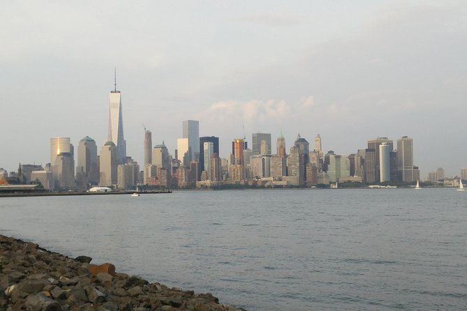 statue-of-liberty-and-manhattan-skyline-sightseeing-cruise