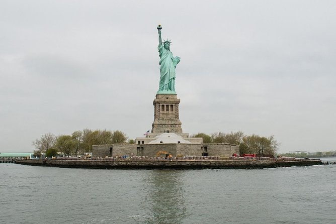 statue-of-liberty-and-manhattan-skyline-sightseeing-cruise