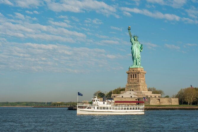 statue-of-liberty-and-new-york-city-skyline-sightseeing-cruise