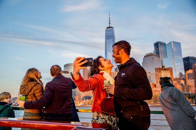 statue-of-liberty-and-new-york-city-skyline-sightseeing-cruise