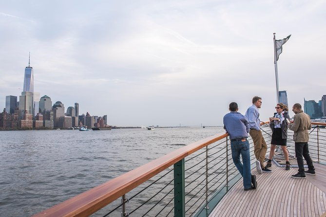statue-of-liberty-and-new-york-city-skyline-sightseeing-cruise