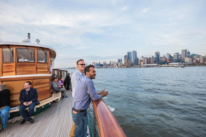 statue-of-liberty-and-new-york-city-skyline-sightseeing-cruise