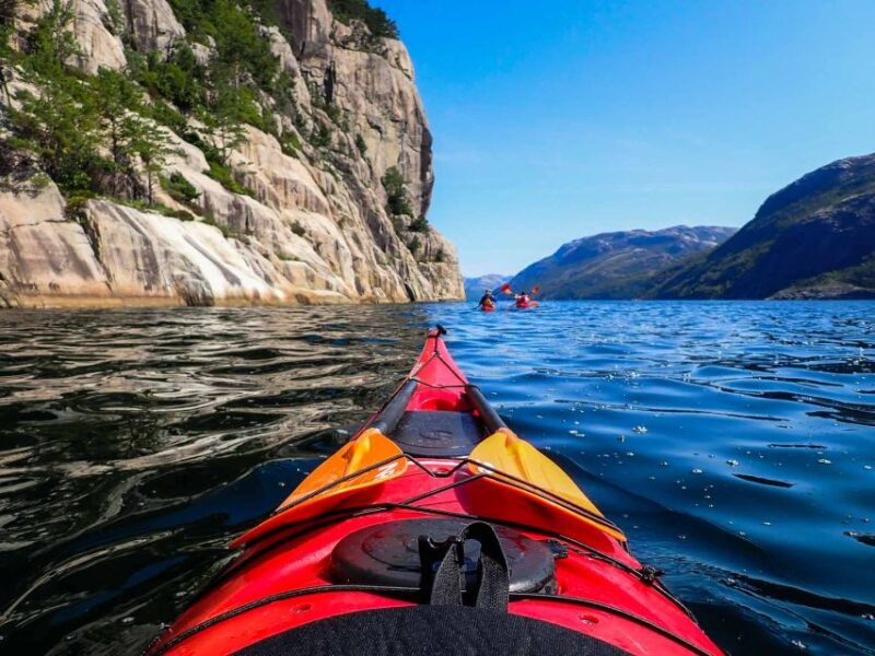 stavanger-guided-kayaking-in-lysefjord