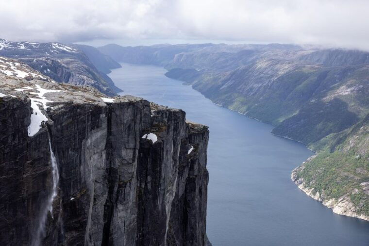 stavanger-off-season-hike-to-kjerag-packed-lunch