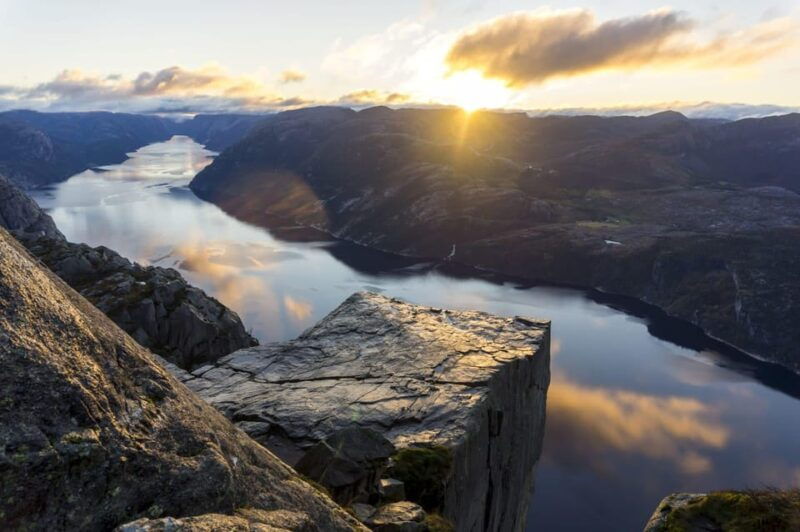 stavanger-preikestolen-pulpit-rock-hike-with-local-guide