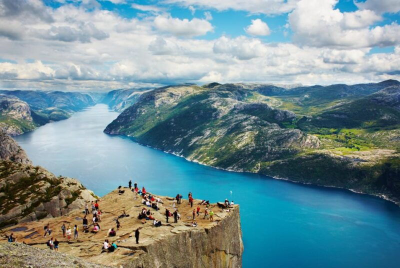 stavanger-preikestolen-pulpit-rock-hike-with-local-guide