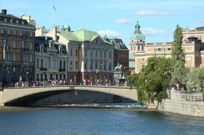 Stockholm- A Beauty On The Water: Old Town Walking Tour and Boat Trip Combined - Exploring the Parliament Building (Riksdagshuset)