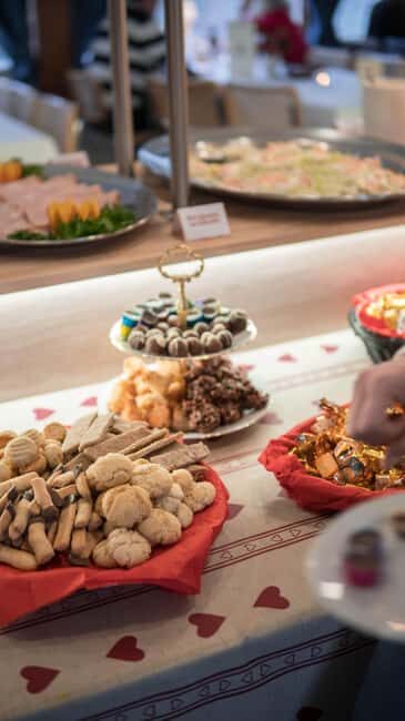 Stockholm: All-You-Can-Eat Christmas Buffet Cruise Livemusic - The Atmosphere: Live Music and Scenic Views