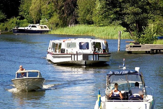 stockholm-sightseeing-cruise-along-djurgarden-canal