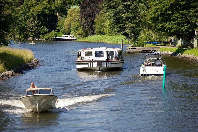 stockholm-sightseeing-cruise-along-djurgarden-canal