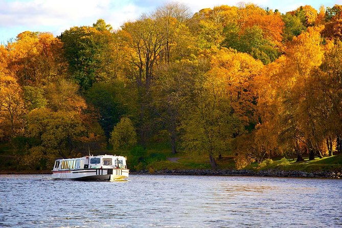 stockholm-sightseeing-cruise-along-djurgarden-canal