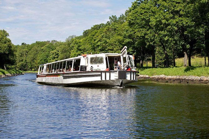 stockholm-sightseeing-cruise-along-djurgarden-canal