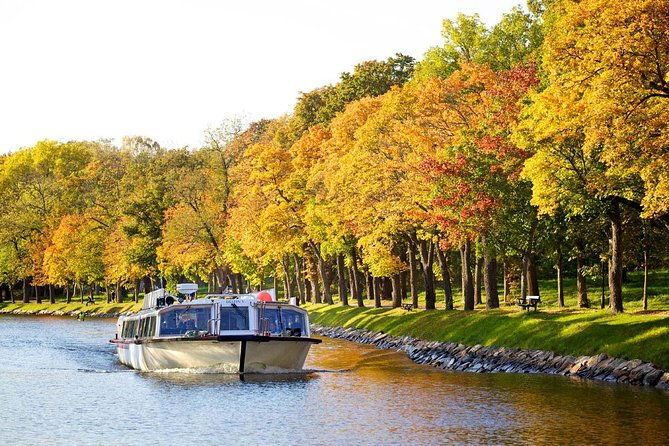 stockholm-sightseeing-cruise-along-djurgarden-canal