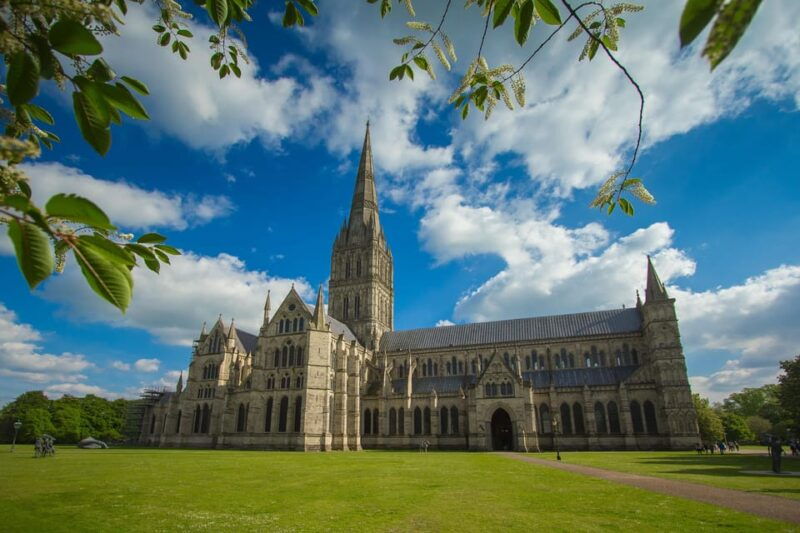 stonehenge-salisbury-wiltshire-road-trip-travel-guide