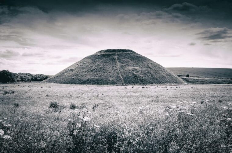 stonehenge-salisbury-wiltshire-road-trip-travel-guide