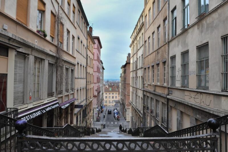 Storytelling tour of Croix-Rousse in French - The Historical Context: Silk and the Canuts’ Revolt