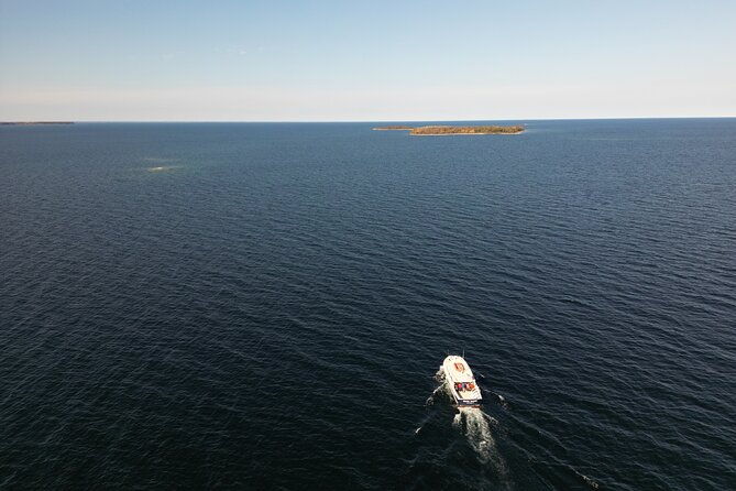 strawberry-islands-scenic-boat-tour-and-historic-cottage-row