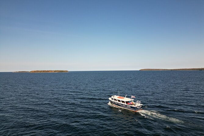 strawberry-islands-scenic-boat-tour-and-historic-cottage-row