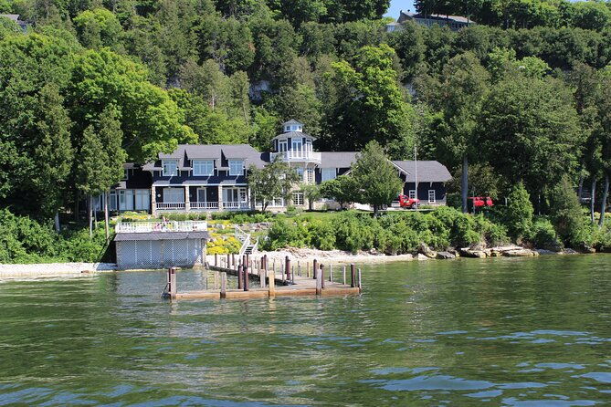 strawberry-islands-scenic-boat-tour-and-historic-cottage-row