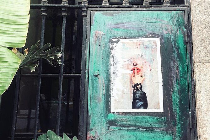 street-art-sculptures-and-murders-walking-tour-in-barcelona-2