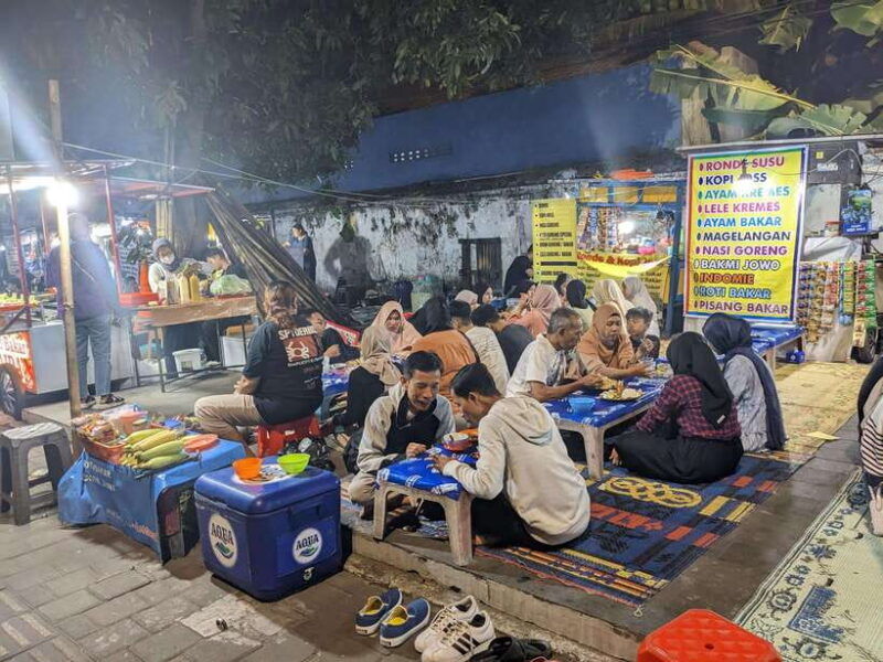 street-food-tasting-by-walking