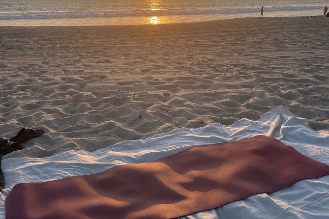 stretch-and-sip-yoga-with-fresh-juice-on-santa-monica-beach