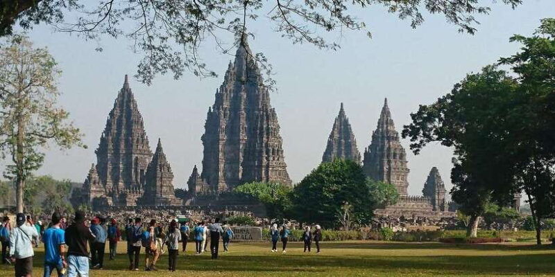 sultan-palace-prambanan-temple-and-water-castle-guide-tour